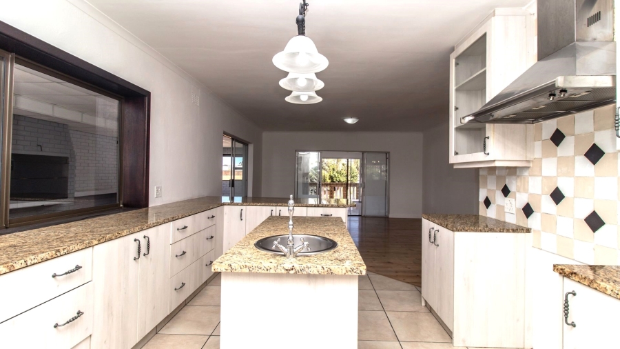 7 Bedroom Property for Sale in Loevenstein Western Cape
